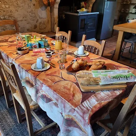 2 Dans Demeure Authentique Du Xvème Bed & Breakfast 3*